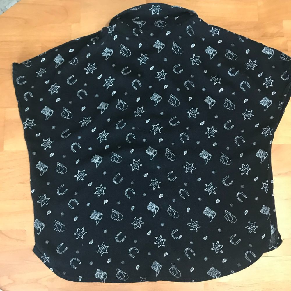 H&M black & white cowboy print crop sleeveless blouse EUC SZ SMALL
